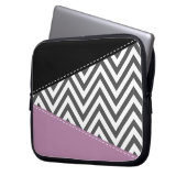 Gray Zigzag, grau Zickzack, Zigzag Muster, Lila Laptopschutzhülle (Vorderseite Links)
