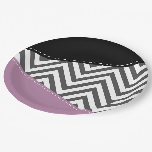 Gray Zigzag, grau Zickzack, Zigzag Muster, Lila Pappteller (Schrägansicht)