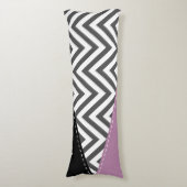 Gray Zigzag, grau Zickzack, Zigzag Muster, Lila Seitenschläferkissen (Vorderseite Vertikal)