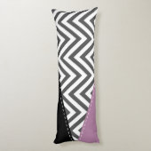Gray Zigzag, grau Zickzack, Zigzag Muster, Lila Seitenschläferkissen (Rückseite (Vertikal))