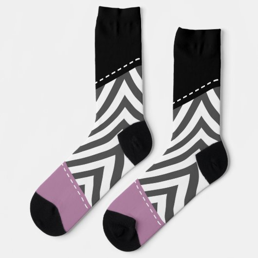 Gray Zigzag, grau Zickzack, Zigzag Muster, Lila Socken (Linkes Detail)