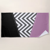 Gray Zigzag, grau Zickzack, Zigzag Muster, Lila Strandtuch (Vorderseite)