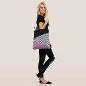 Gray Zigzag, grau Zickzack, Zigzag Muster, Lila Tasche (Am Model)