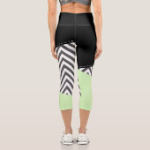 Gray Zigzag, grau Zickzack, Zigzag Muster, Minze Capri Leggings (Rückseite)