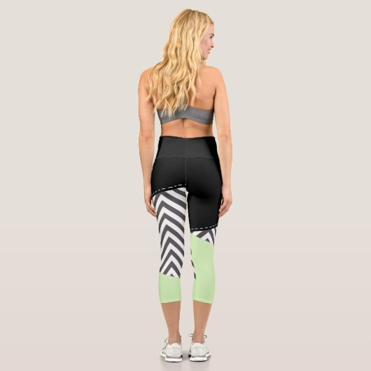 Gray Zigzag, grau Zickzack, Zigzag Muster, Minze Capri Leggings (Rückseite)