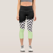 Gray Zigzag, grau Zickzack, Zigzag Muster, Minze Capri Leggings (Vorderseite)