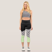 Gray Zigzag, grau Zickzack, Zigzag Muster, Minze Capri Leggings (Vorderseite)