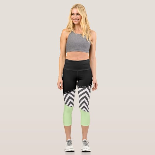 Gray Zigzag, grau Zickzack, Zigzag Muster, Minze Capri Leggings (Vorderseite)