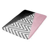 Gray Zigzag, Gray Chevron, Zigzag Pattern, Pink Badematte (Schrägansicht)