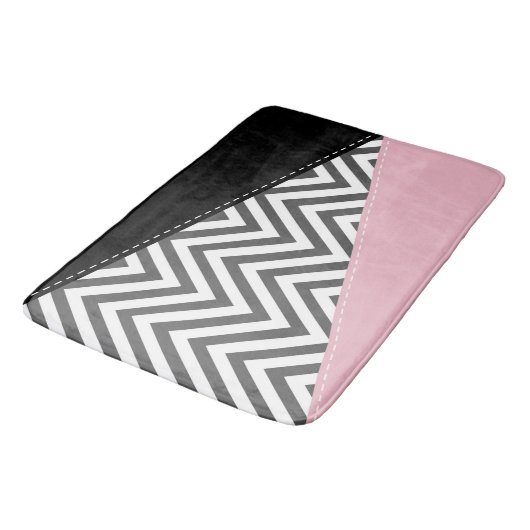 Gray Zigzag, Gray Chevron, Zigzag Pattern, Pink Badematte (Schrägansicht)