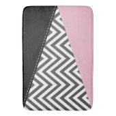 Gray Zigzag, Gray Chevron, Zigzag Pattern, Pink Badematte (Vorderseite Vertikal)