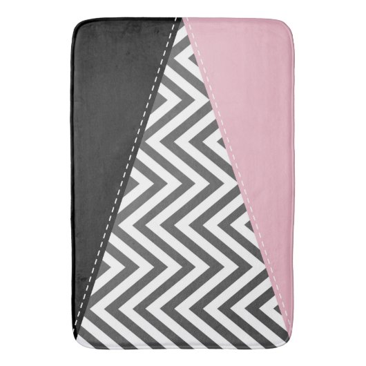 Gray Zigzag, Gray Chevron, Zigzag Pattern, Pink Badematte (Vorderseite Vertikal)
