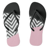 Gray Zigzag, Gray Chevron, Zigzag Pattern, Pink Badesandalen (Fußbett)