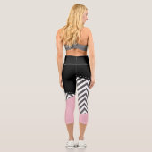 Gray Zigzag, Gray Chevron, Zigzag Pattern, Pink Capri Leggings (Rückseite)