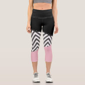 Gray Zigzag, Gray Chevron, Zigzag Pattern, Pink Capri Leggings (Vorderseite)