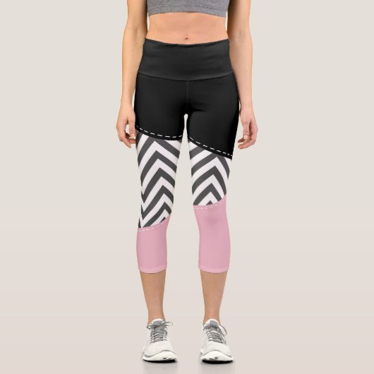 Gray Zigzag, Gray Chevron, Zigzag Pattern, Pink Capri Leggings (Vorderseite)