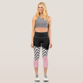 Gray Zigzag, Gray Chevron, Zigzag Pattern, Pink Capri Leggings (Vorderseite)
