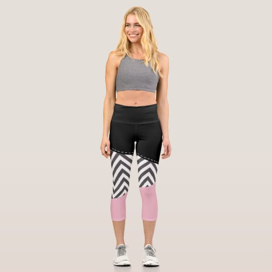 Gray Zigzag, Gray Chevron, Zigzag Pattern, Pink Capri Leggings (Vorderseite)