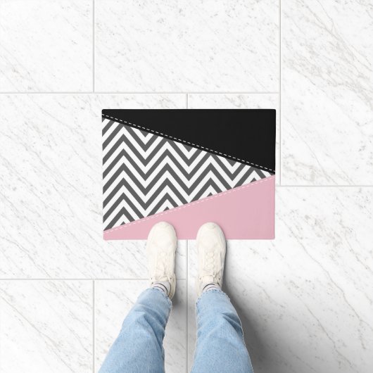 Gray Zigzag, Gray Chevron, Zigzag Pattern, Pink Fußmatte (Indoor)