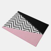 Gray Zigzag, Gray Chevron, Zigzag Pattern, Pink Fußmatte (Schrägansicht)
