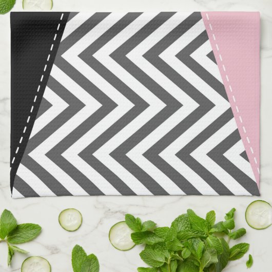 Gray Zigzag, Gray Chevron, Zigzag Pattern, Pink Geschirrtuch (Gefaltet)