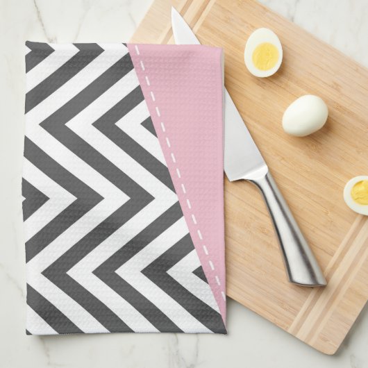 Gray Zigzag, Gray Chevron, Zigzag Pattern, Pink Geschirrtuch (Viertel Falte)
