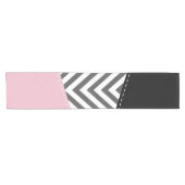 Gray Zigzag, Gray Chevron, Zigzag Pattern, Pink Kurzer Tischläufer (Horizontal)