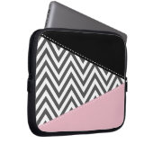 Gray Zigzag, Gray Chevron, Zigzag Pattern, Pink Laptopschutzhülle (Vorne Rechts)