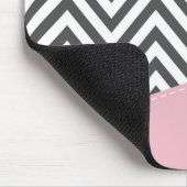 Gray Zigzag, Gray Chevron, Zigzag Pattern, Pink Mousepad (Ecke)