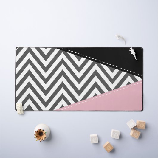 Gray Zigzag, Gray Chevron, Zigzag Pattern, Pink Schreibtischunterlage (Kindertisch)