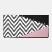 Gray Zigzag, Gray Chevron, Zigzag Pattern, Pink Schreibtischunterlage (Vorderseite)