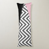 Gray Zigzag, Gray Chevron, Zigzag Pattern, Pink Seitenschläferkissen (Rückseite (Vertikal))