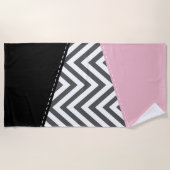 Gray Zigzag, Gray Chevron, Zigzag Pattern, Pink Strandtuch (Vorderseite)