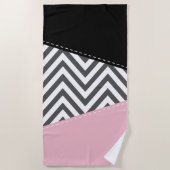 Gray Zigzag, Gray Chevron, Zigzag Pattern, Pink Strandtuch (Vorderseite)