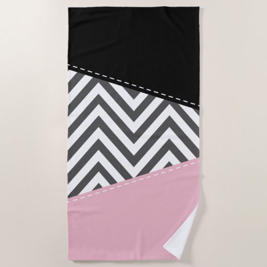 Gray Zigzag, Gray Chevron, Zigzag Pattern, Pink Strandtuch (Vorderseite)