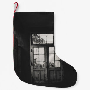 GRAYSCALE FOTO AUS HOLZ GERAHMTE GLASTÜR KLEINER WEIHNACHTSSTRUMPF