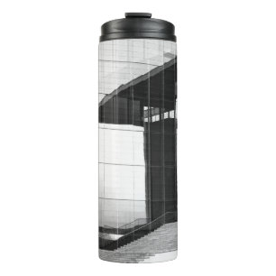 GRAYSCALE FOTO DER MENSCHEN AUF KONKRETEN PAVEMEN THERMOSBECHER