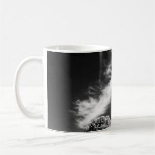 GRAYSCALE FOTO DER PERSON AUF DER STRASSE ZWISCHEN KAFFEETASSE