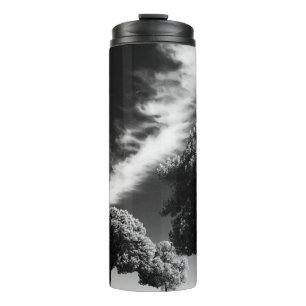 GRAYSCALE FOTO DER PERSON AUF DER STRASSE ZWISCHEN THERMOSBECHER