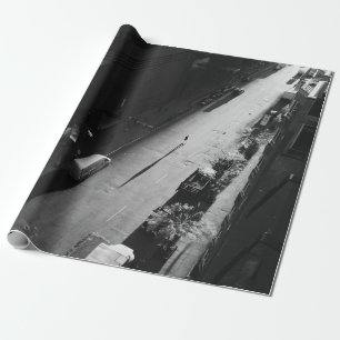 GRAYSCALE FOTO DER PERSON, DIE AUF DER STRASSE NAC GESCHENKPAPIER