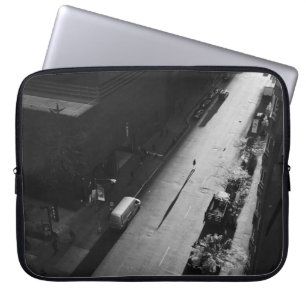 GRAYSCALE FOTO DER PERSON, DIE AUF DER STRASSE NAC LAPTOPSCHUTZHÜLLE