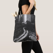 GRAYSCALE FOTO DER STADT TASCHE (Von Nahem)