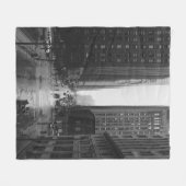 GRAYSCALE FOTO DER STADTSTRASSE FLEECEDECKE (Vorderseite (Horizontal))