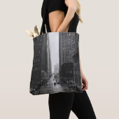 GRAYSCALE FOTO DER STADTSTRASSE TASCHE (Von Nahem)
