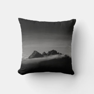 GRAYSCALE-FOTO DES BERGES, BEDECKT MIT SCHWEINEN KISSEN