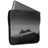 GRAYSCALE-FOTO DES BERGES, BEDECKT MIT SCHWEINEN LAPTOPSCHUTZHÜLLE (Vorne Rechts)