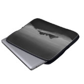 GRAYSCALE-FOTO DES BERGES, BEDECKT MIT SCHWEINEN LAPTOPSCHUTZHÜLLE (Vorne Knopf)