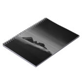 GRAYSCALE-FOTO DES BERGES, BEDECKT MIT SCHWEINEN NOTIZBLOCK (Linke Seite)