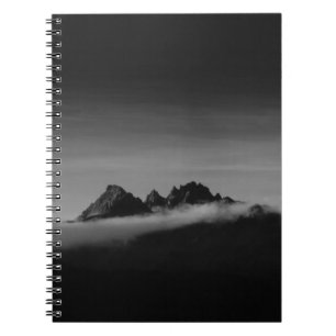 GRAYSCALE-FOTO DES BERGES, BEDECKT MIT SCHWEINEN NOTIZBLOCK