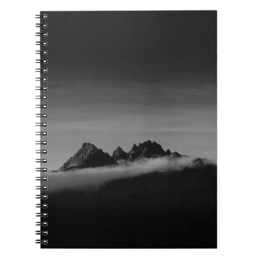 GRAYSCALE-FOTO DES BERGES, BEDECKT MIT SCHWEINEN NOTIZBLOCK (Vorderseite)